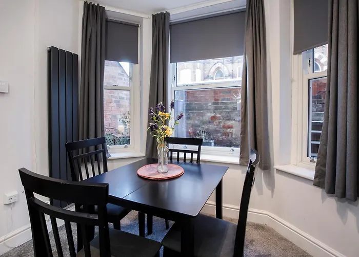 Apartment 1 The Keyes- Stylish & Spacious Apartment With Free Parking