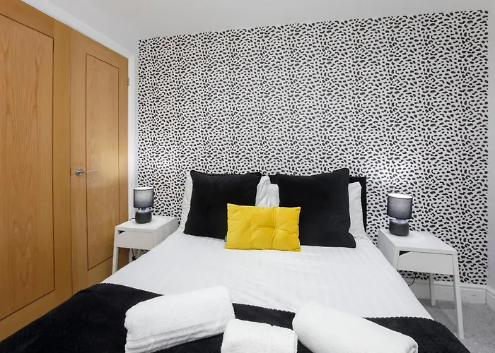 Apartment 1 The Keyes- Stylish & Spacious Apartment With Free Parking